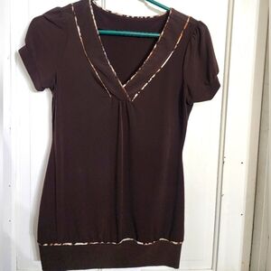 👸👕🐆 Maurices Deep Vneck Cap sleeved top in size Small
